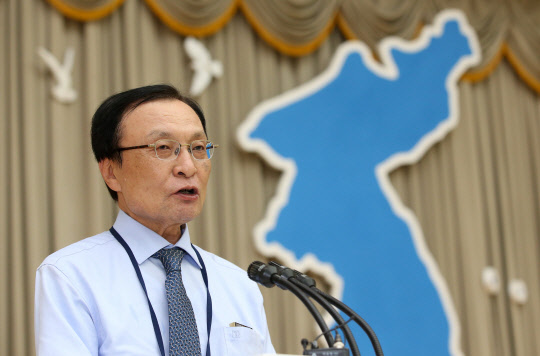 더불어민주당 이해찬 대표가 4일 오후 평양 인민문화궁전에서 열린  '10.4 선언 11주년 기념 민족통일대회' 합동만찬에서 인사말을 하고 있다. [사진공동취재단]